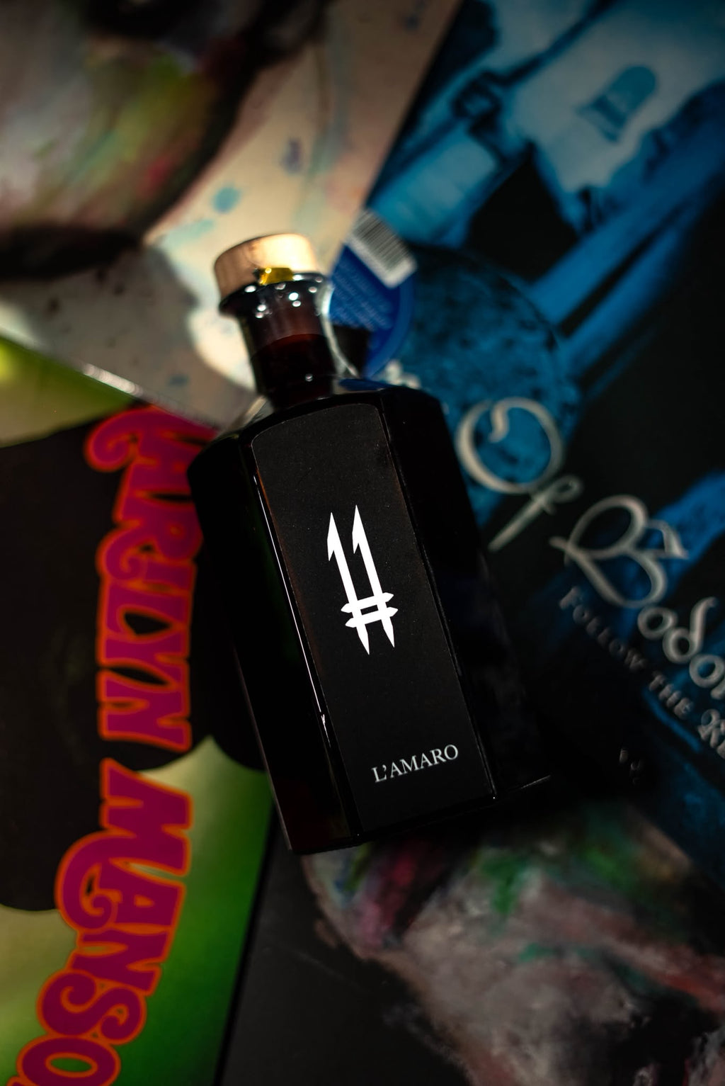 Bottiglia esagonale scura di N.11 L'Amaro L'Oscuro con logo 11 bianco