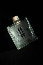 N.11 London Dry Gin Atto II — L'Illuminato, bottiglia con gocce d'acqua su fondo nero