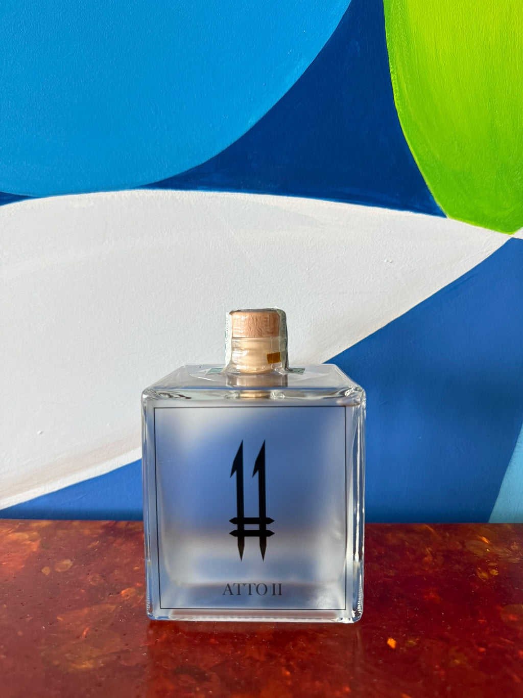 N.11 London Dry Gin Atto II — L'Illuminato — Bottiglia quadrata satinata di N.11 London Dry Gin Atto II L'Illuminato con logo 11 nero ed etichetta ATTO II