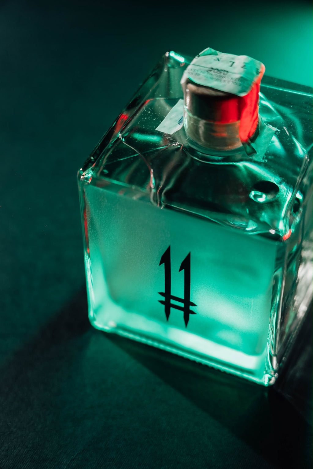 N.11 London Dry Gin — Il Guardiano in luce verde