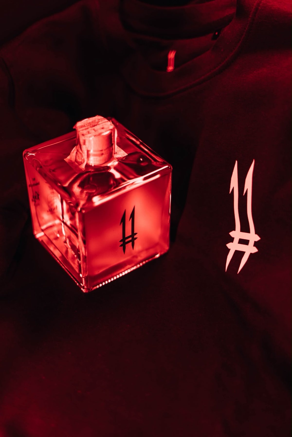 N.11 London Dry Gin — Il Guardiano in luce rossa con felpa N.11