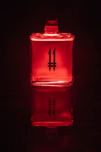 N.11 London Dry Gin — Il Guardiano illuminato di rosso con riflesso
