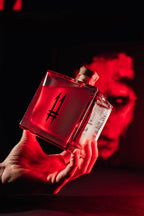 Una mano porge N.11 London Dry Gin — Il Guardiano nella luce rossa