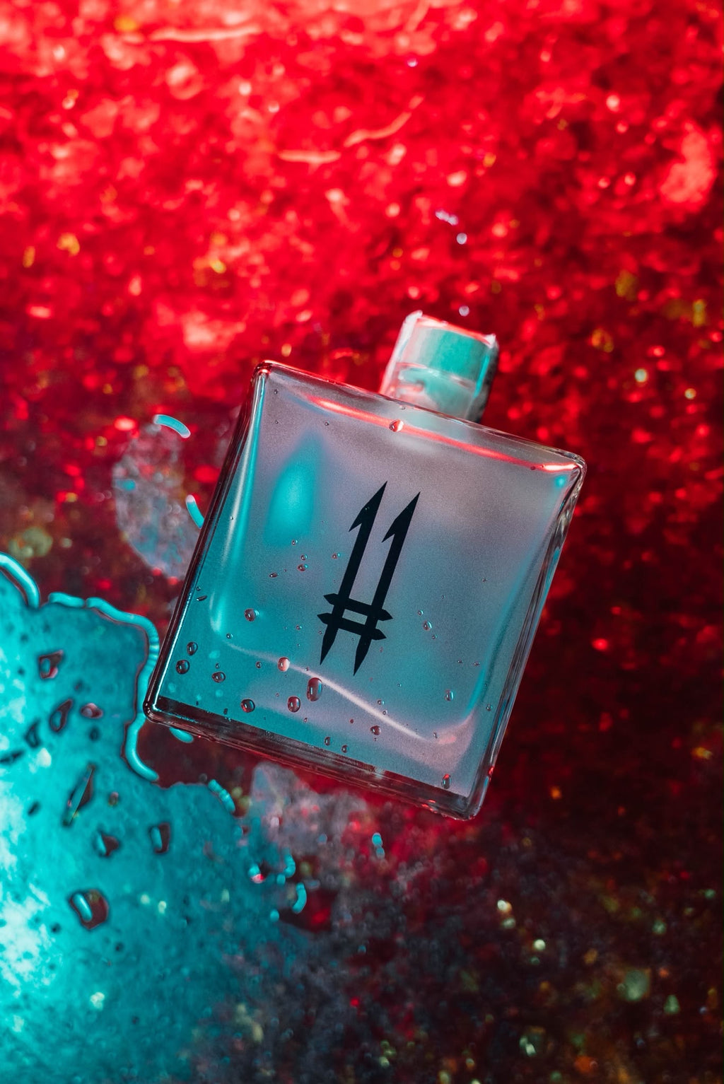 N.11 London Dry Gin — Il Guardiano tra luci rosse e acqua