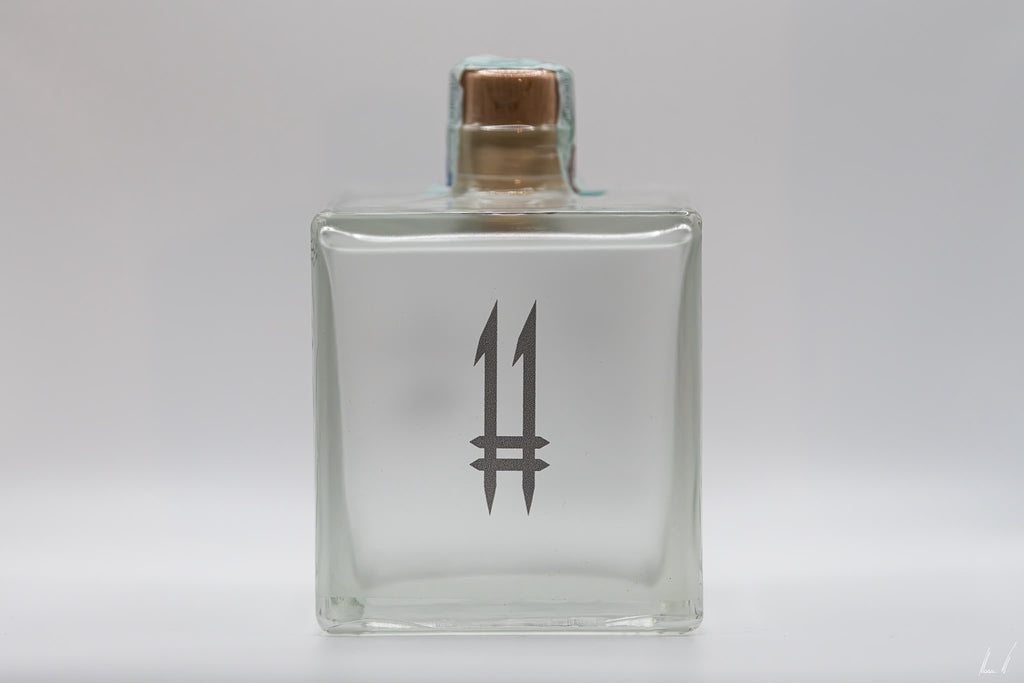 N.11 London Dry Gin — Il Guardiano, vista frontale in studio