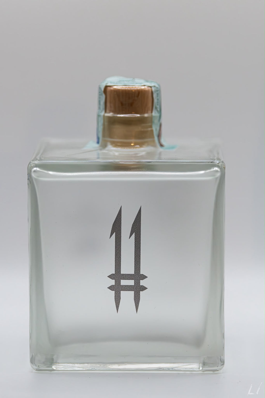 N.11 London Dry Gin — Il Guardiano, bottiglia in vetro con logo 11 su fondo grigio