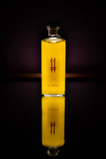Bottiglia quadrata alta di N.11 Il Limone Il Seduttore con liquore giallo e logo 11 viola