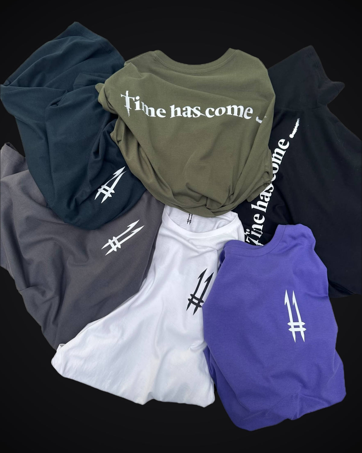 Sei t-shirt N.11 blu navy, verde oliva, dark grey, nera, bianca e ultra violet, con logo 11 sul petto e scritta Time has come sulla schiena